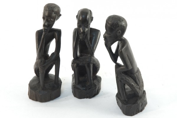африканские статуэтки из черного дерева в интерьере гостиной